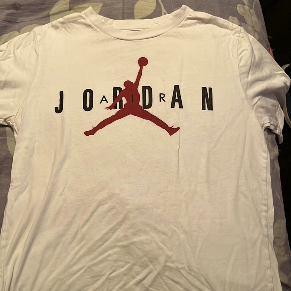 A Jordan t shirt. The size is a boys large.